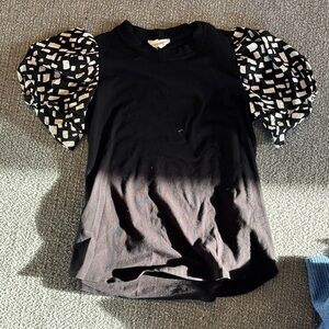 Betsey’s Boutique Black Top with Puff Geo-Print Sleeves Sz Small